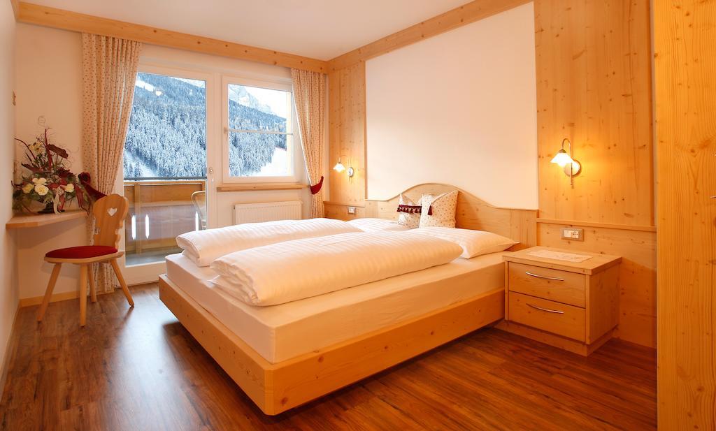 Apartments Antines Selva di Val Gardena Rum bild