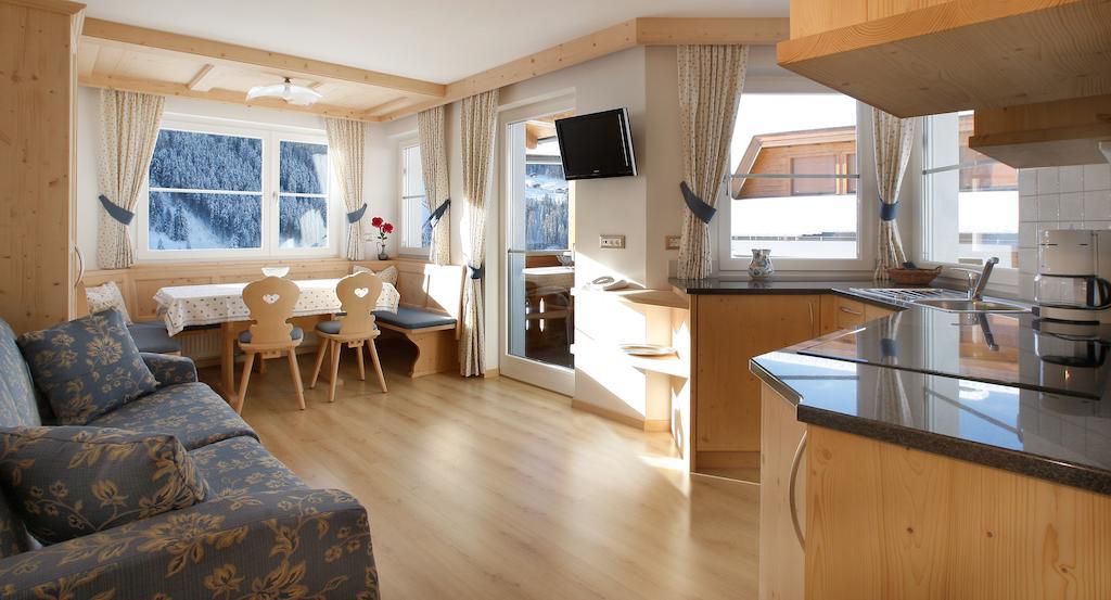 Apartments Antines Selva di Val Gardena Rum bild